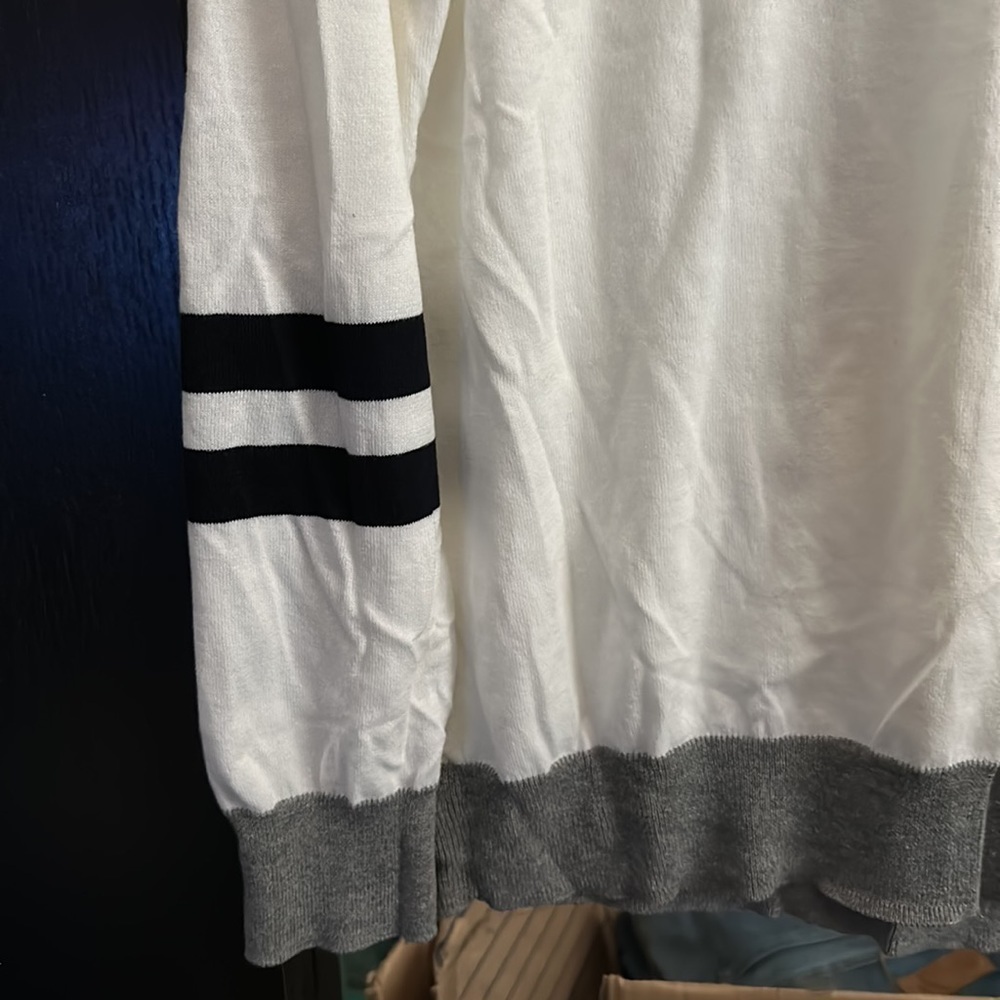 Banana Republic Summer Sweater - Picture 4 of 6